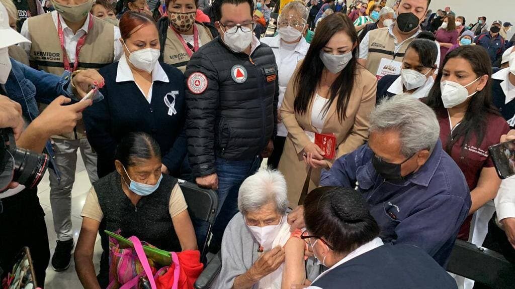 Una señora de 106 años recibe la vacuna en Naucalpan