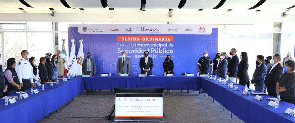 Alcaldes y mandos de policía federal, estatal y municipal en reunión en Huixquilucan