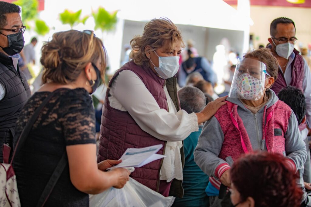 La alcaldesa Ruth Olvera y más funcionarios de Atizapán de Zaragoza apoyando la vacunación