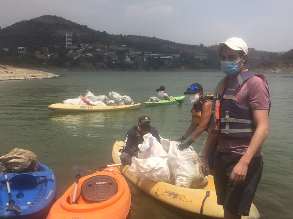 Ciudadanos de Atizapán y Naucalpan limpian la presa Madín