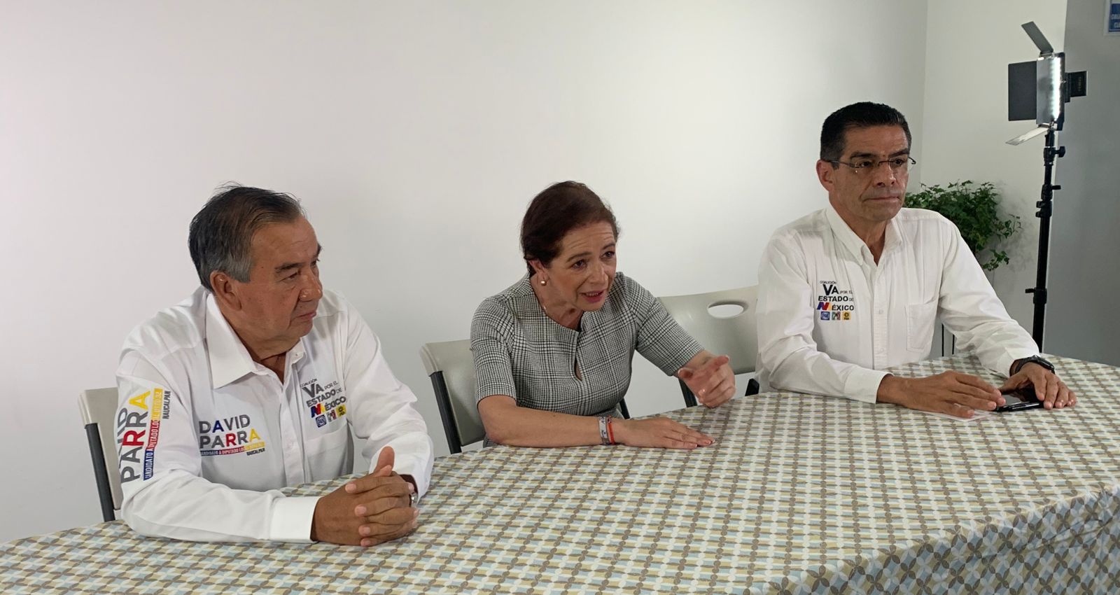 Angélica Moya y los candidatos a diputados David Parra y Enrique Jacob