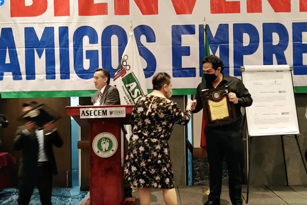 Enrique Vargas del Villar entrega premios a periodistas destacados