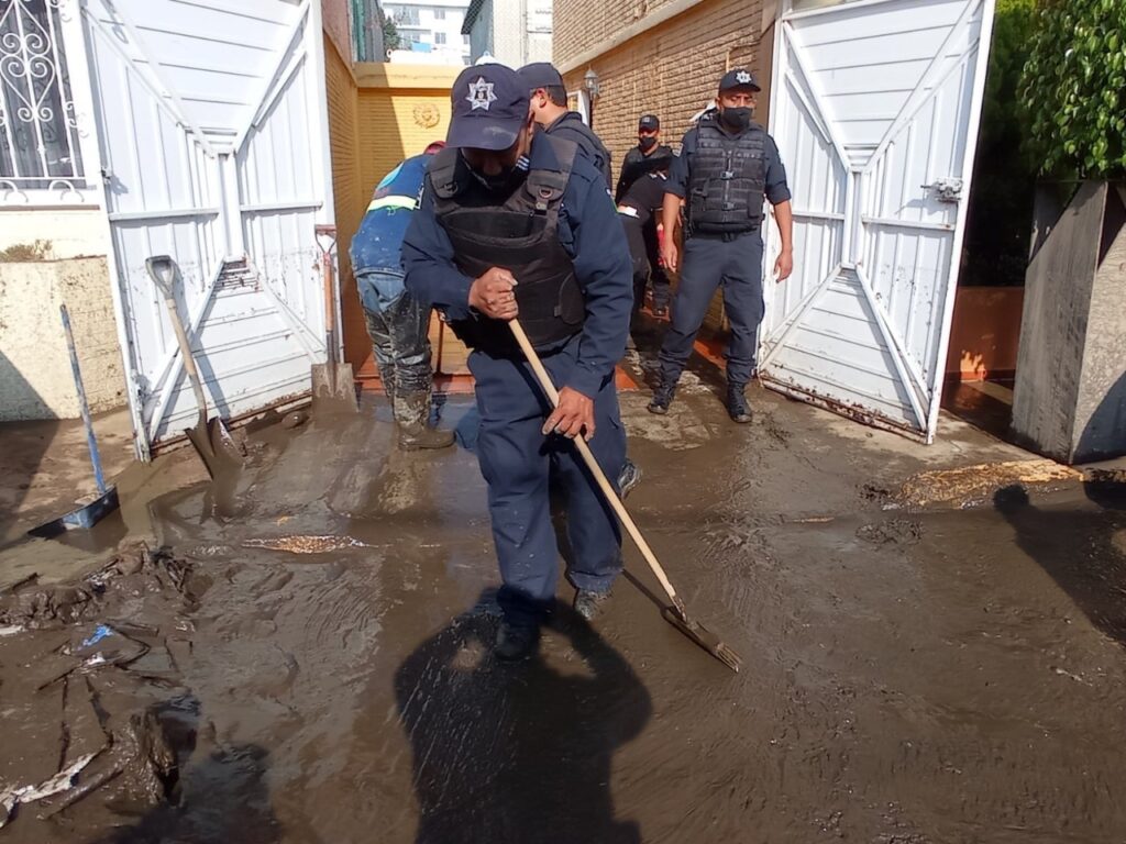 Policías, trabajadores de SAPASA y servicios públicos auxilian en la limpieza tras las lluvias de ayer que provocaron que el agua ingresara al menos en 60 casas