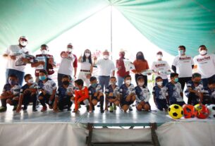 Raciel Pérez Cruz con niños en torneo de futbol