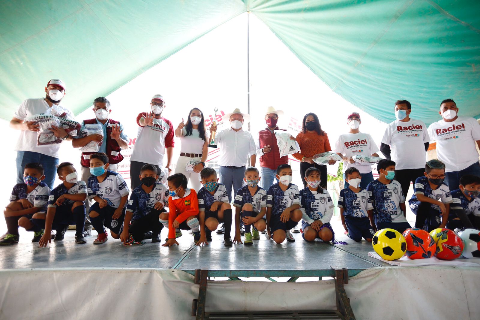 Raciel Pérez Cruz con niños en torneo de futbol