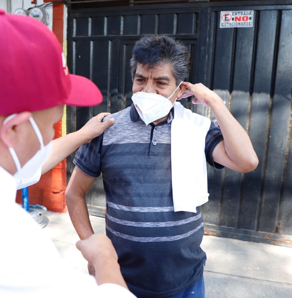 En busca del voto Raciel Pérez Cruz visita domicilios en el fraccionamiento Loma Bonita
