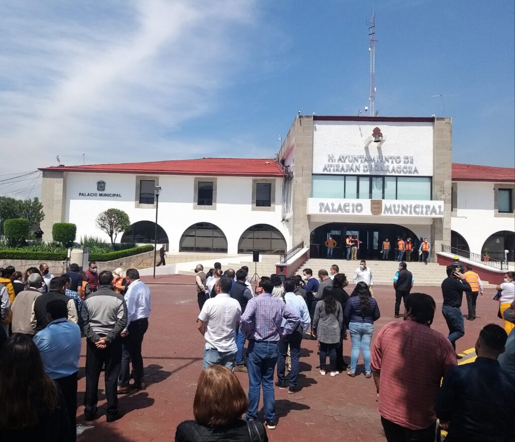 Participantes en el simulacro de desalojo por sismo en Atizapán de Zaragoza