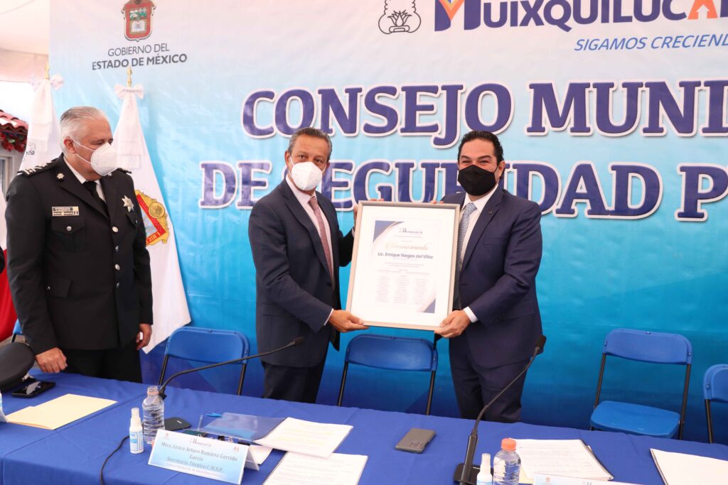 Reconocimiento a Enrique Vargas del Villar por programa exitoso de seguridad en Huixquilucan