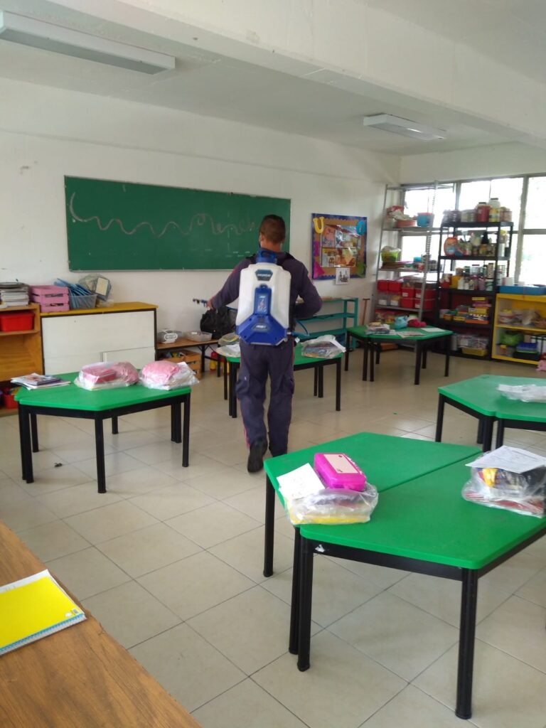 Desinfectan aulas en Tlalnepantla
