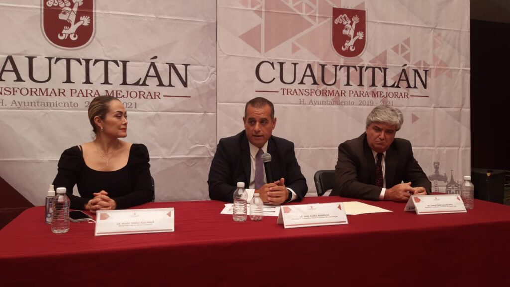 El ex alcalde Ariel Juárez, el nuevo alcalde Cuauhtémoc Masón Horta y la secretaria del Ayuntamiento María Teresa Ruiz Pérez