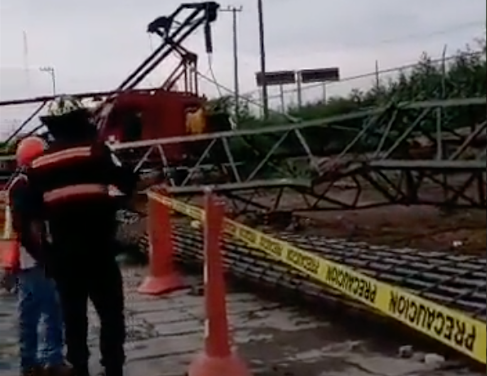 Pluma doblada por el peso del armado de acero en Viaducto Elevado de Circuito Exterior Mexiquense