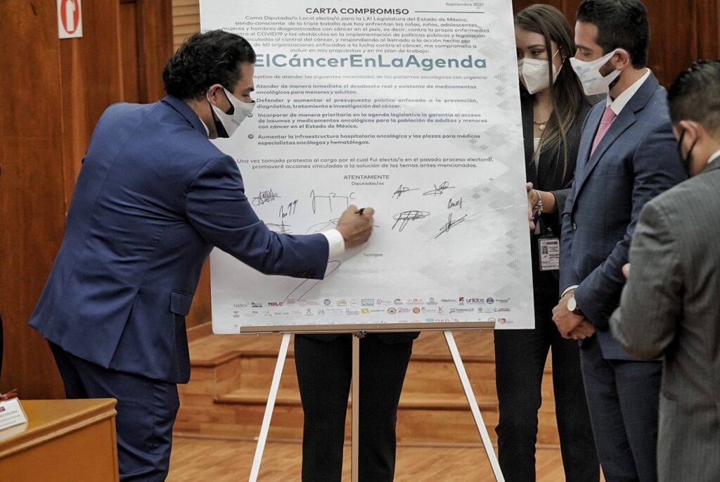 Enrique Vargas del Villar firma la carta compromiso contra el cáncer, al igual que los demás diputados del PAN