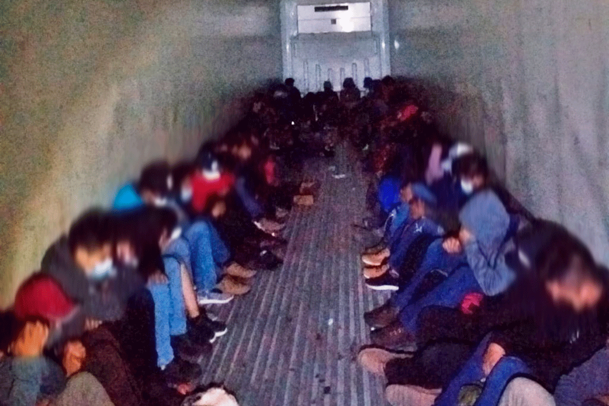 Migrantes rescatados de una caja de tráiler en Huixquilucan