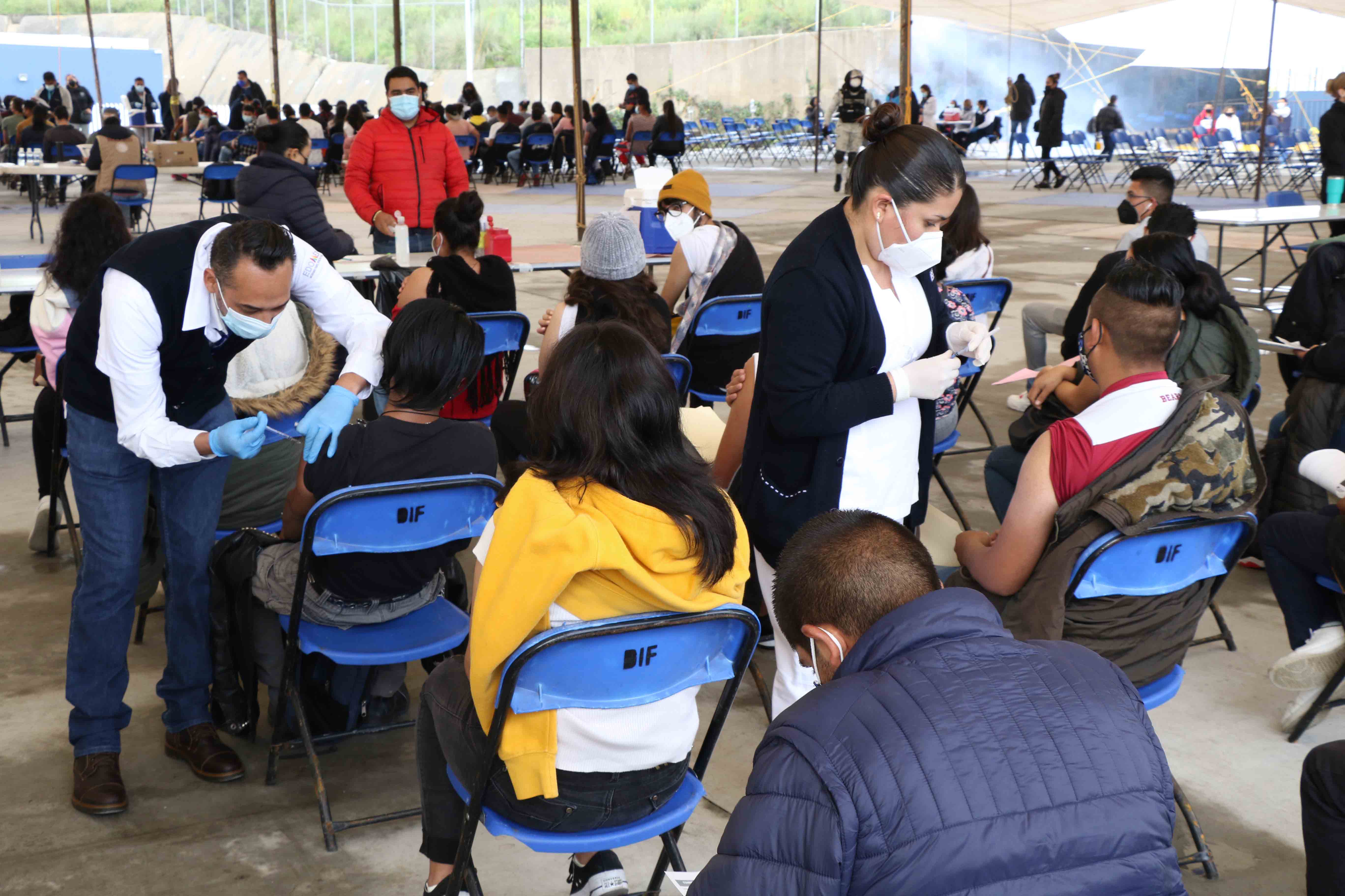Jóvenes reciben la vacuna en tres sedes de Huixquilucan