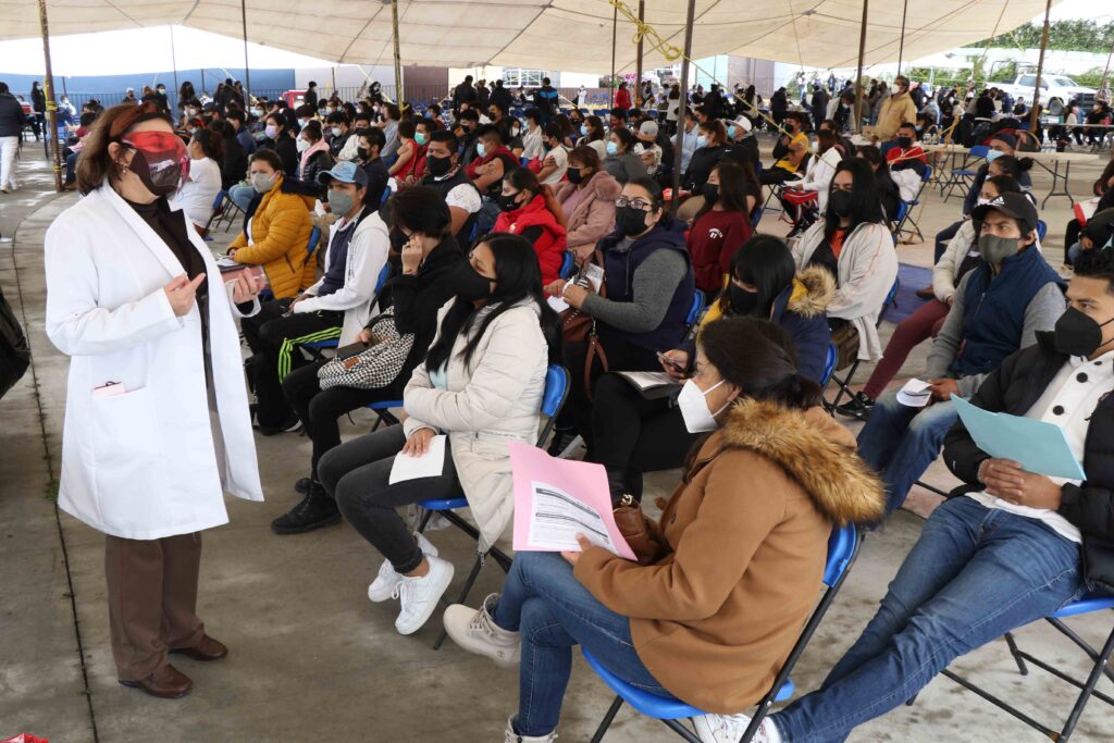 Jóvenes reciben la vacuna en tres sedes de Huixquilucan