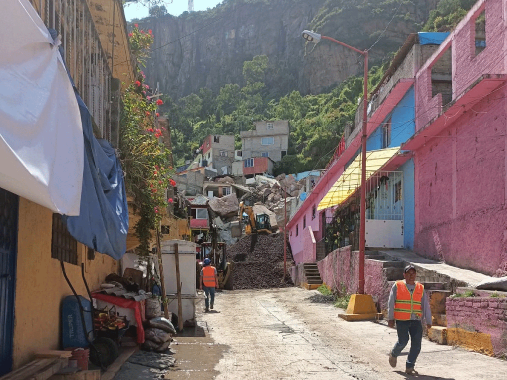 Calle desolada por el peligro que se corre de más deslaves en Tlalnepantla
