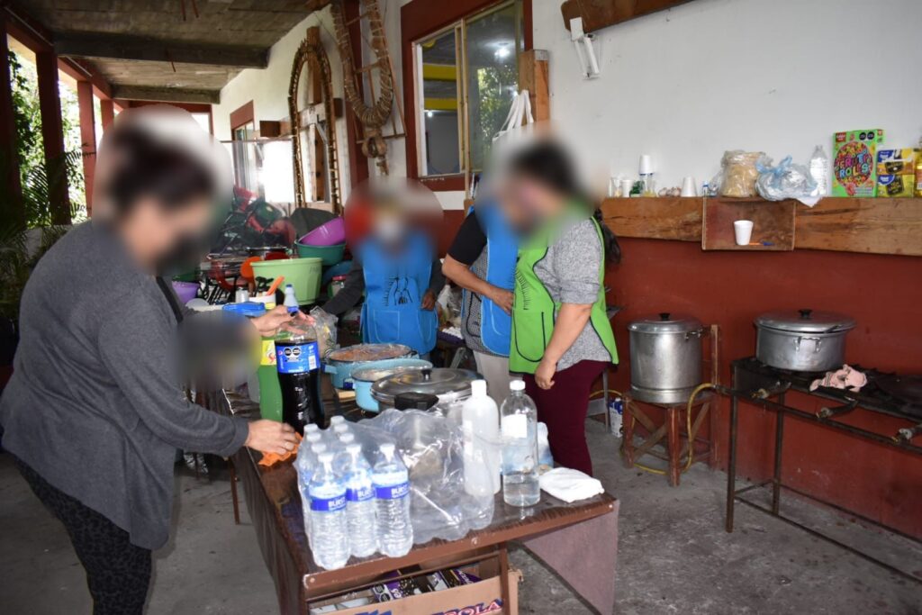 Preparan alimentos en albergue de Tlalnepantla