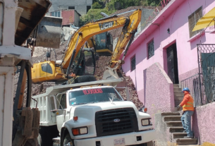 Maquinaria y camiones desplazan materiales para poder realizar demolición de casas dañadas en Tlalnepantla