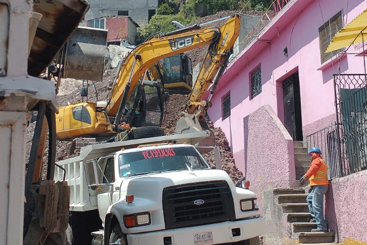 Maquinaria y camiones desplazan materiales para poder realizar demolición de casas dañadas en Tlalnepantla