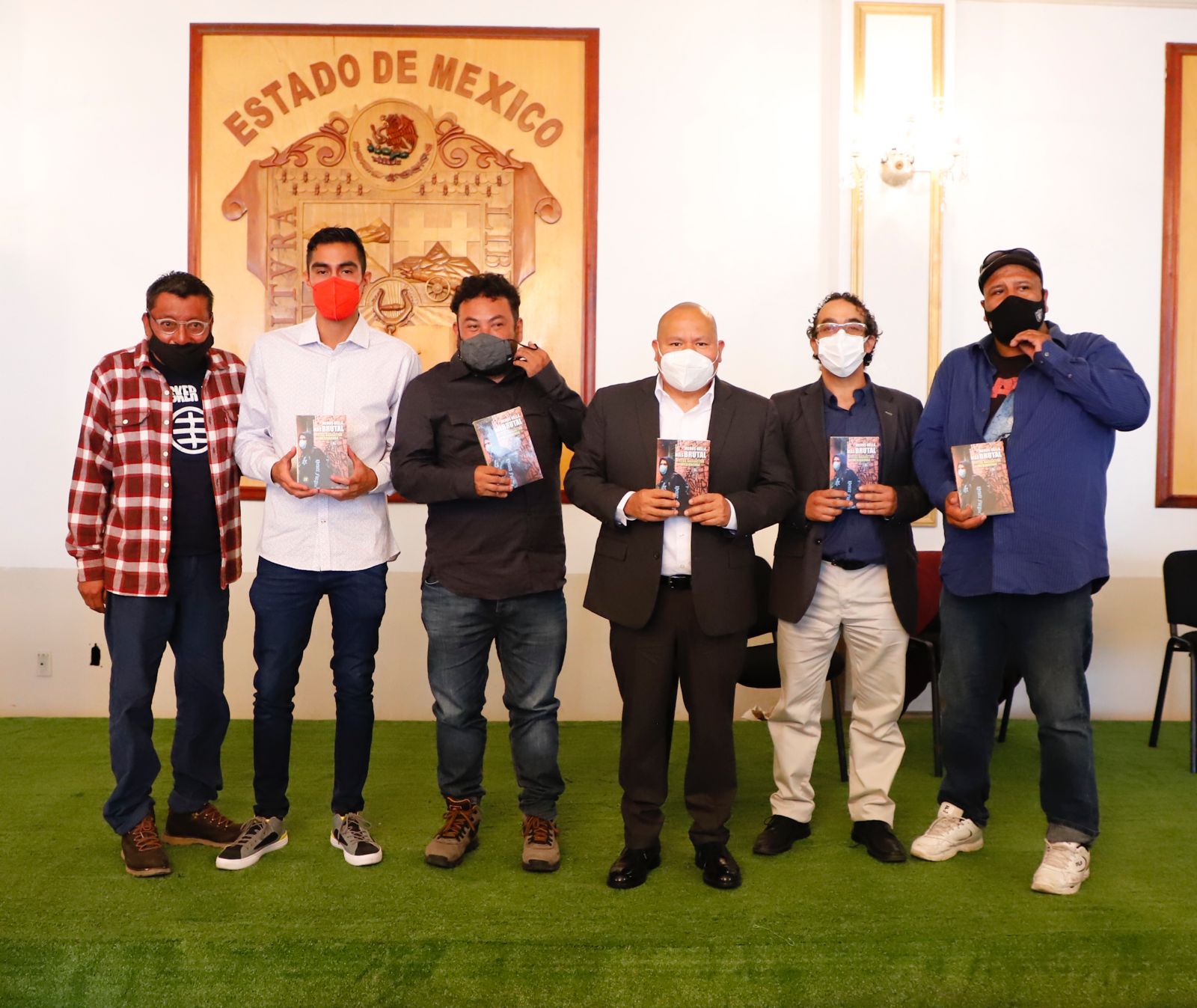 El edil de Tlalnepantla, Raciel Pérez Cruz y jóvenes autores