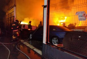 El fuego alcanzó nueve vehículos en Tlalnepantla