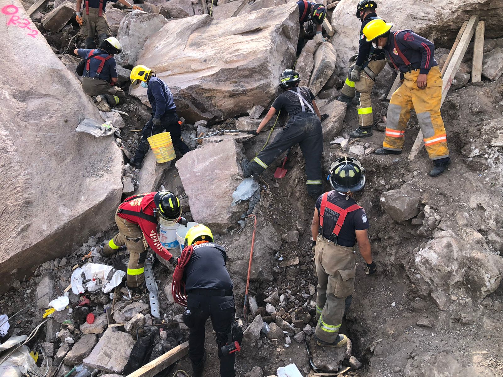 Encontraron restos humanos en derrumbe, pero los trabajos continuan en Tlalnepantla