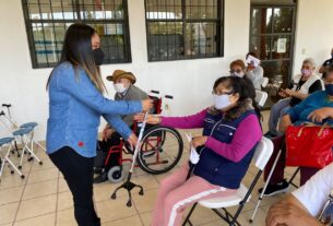 Personas con discapacidad reciben aparatos en Cuautitlán