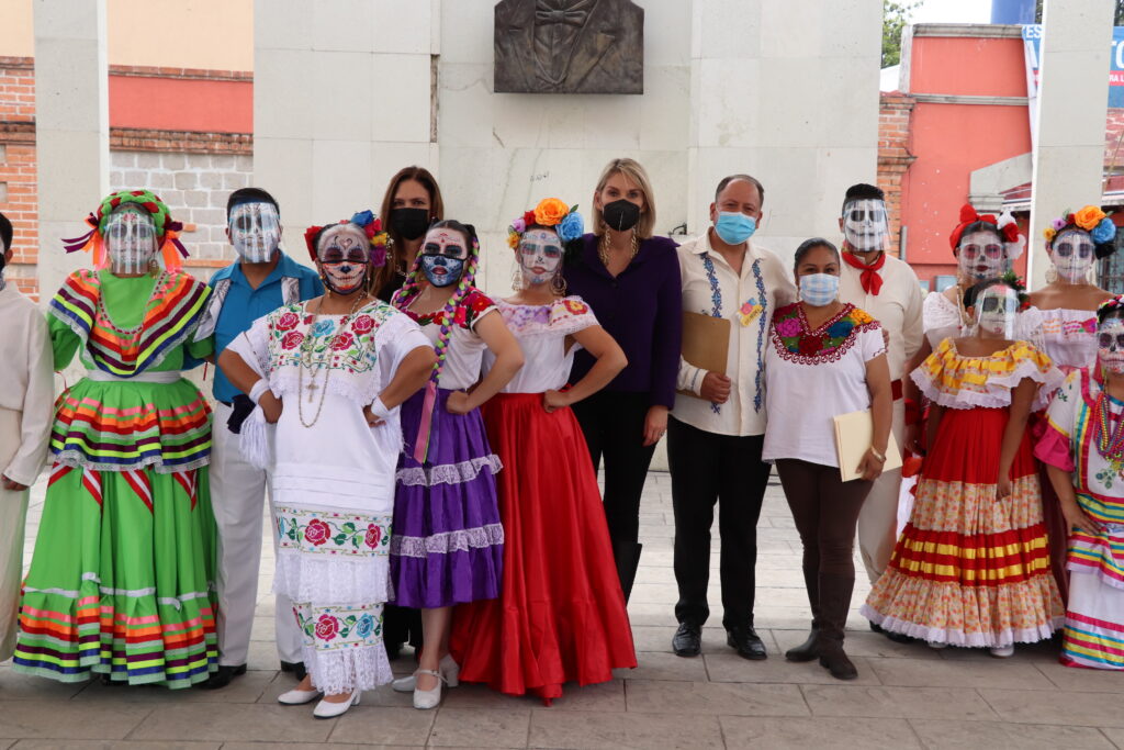 Autoridades y artistas en Huixquilucan