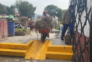 Trabajadores de Tlalnepantla limpian los panteones