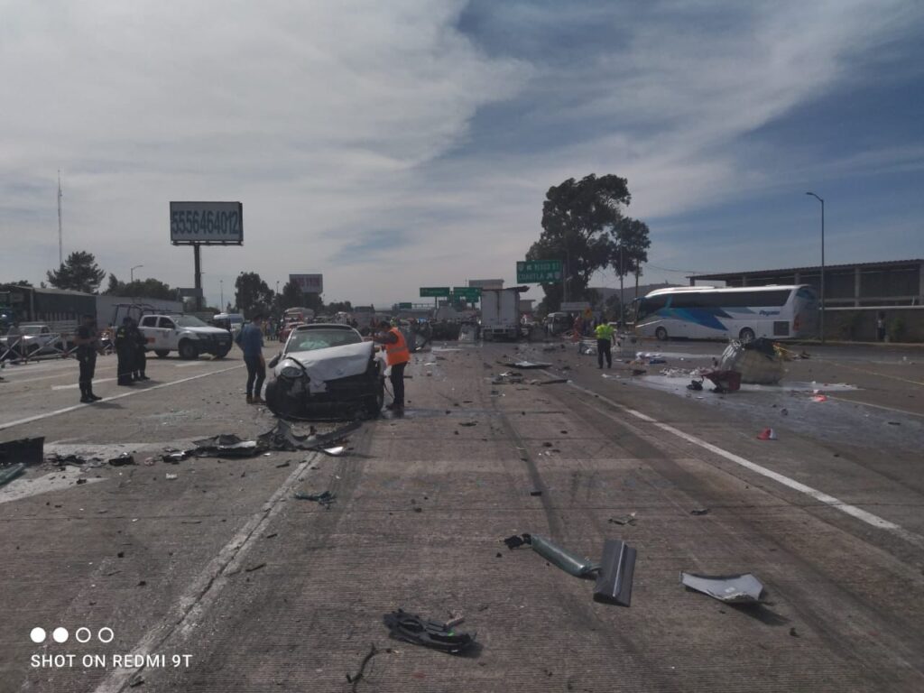 Algunos de los vehículos impactados por un vehículo de carga en la autopista México-Puebla