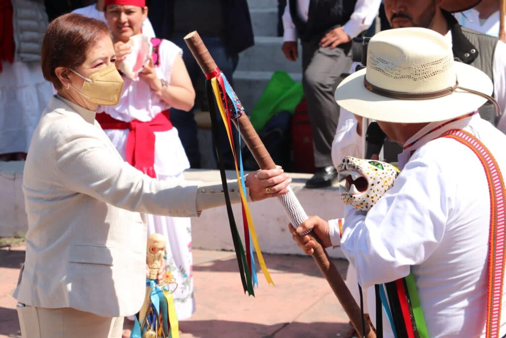 Angélica Moya recibe Bastón de Mando indígena como reconocimiento de autoridad en Naucalpan