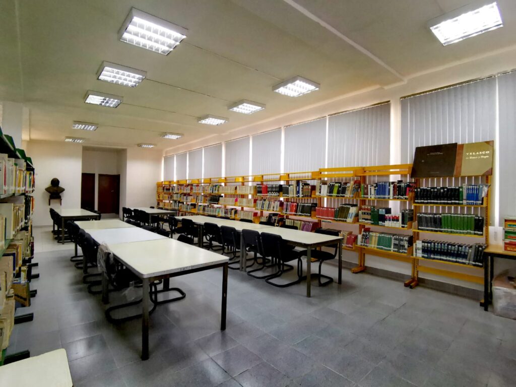 Amplios espacios para trabajos de consulta en la Biblioteca Miguel Hidalgo de Tlalnepantla