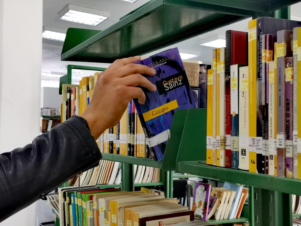 Libros para consulta interna y externa en Biblioteca Miguel Hidalgo