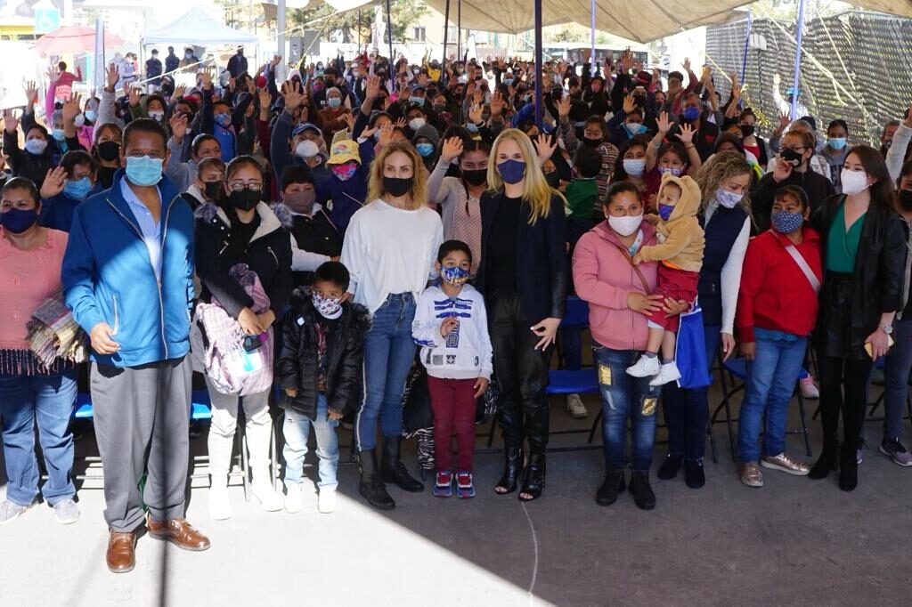 Familias recibieron cobijas para evitar el frío en Huixquilucan donde el frío es crudo