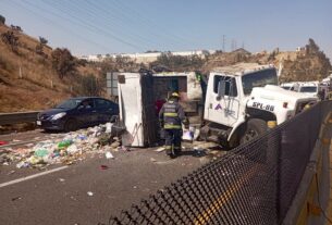 Camión recolector volcado en Chamapa-Lechería, Atizapán de Zaragoza
