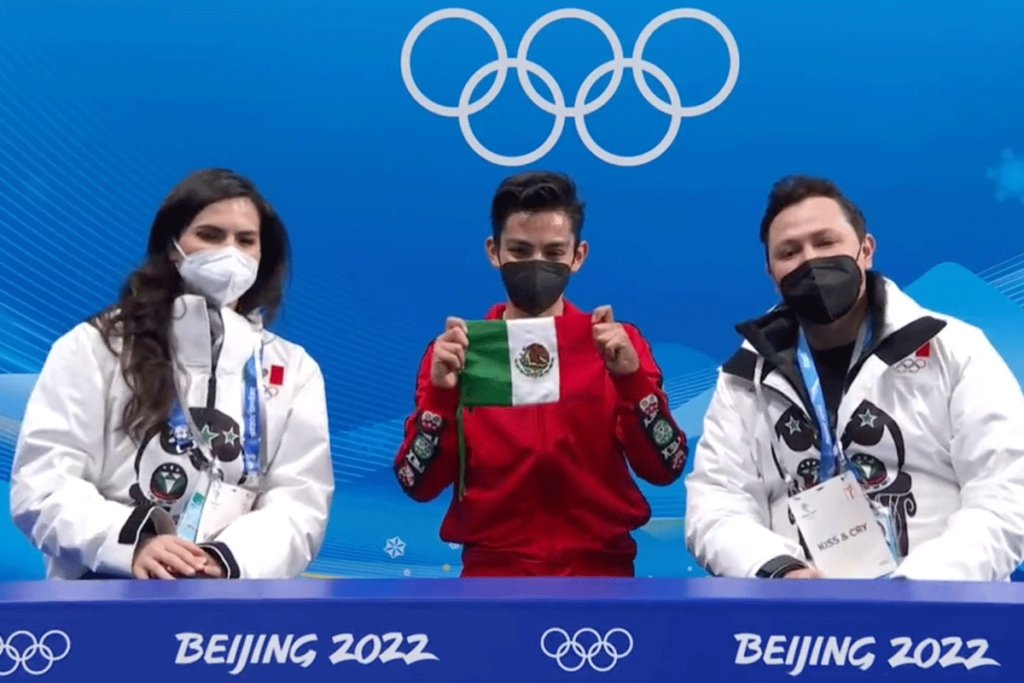 Donovan Carrillo muestra orgulloso la Bandera de México