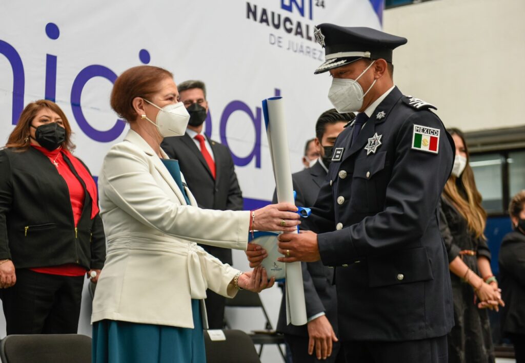 Angélica Moya Marín, alcaldesa de Naucalpan, entrega Bando Municipal a Comisario