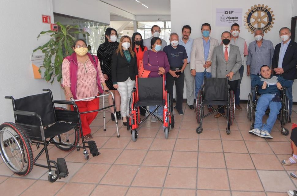 Pacientes o personas adultas mayores reciben sillas de Ruedas de Club Rotario