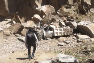 Un camión materialista atrapado por talud en mina en Toluca