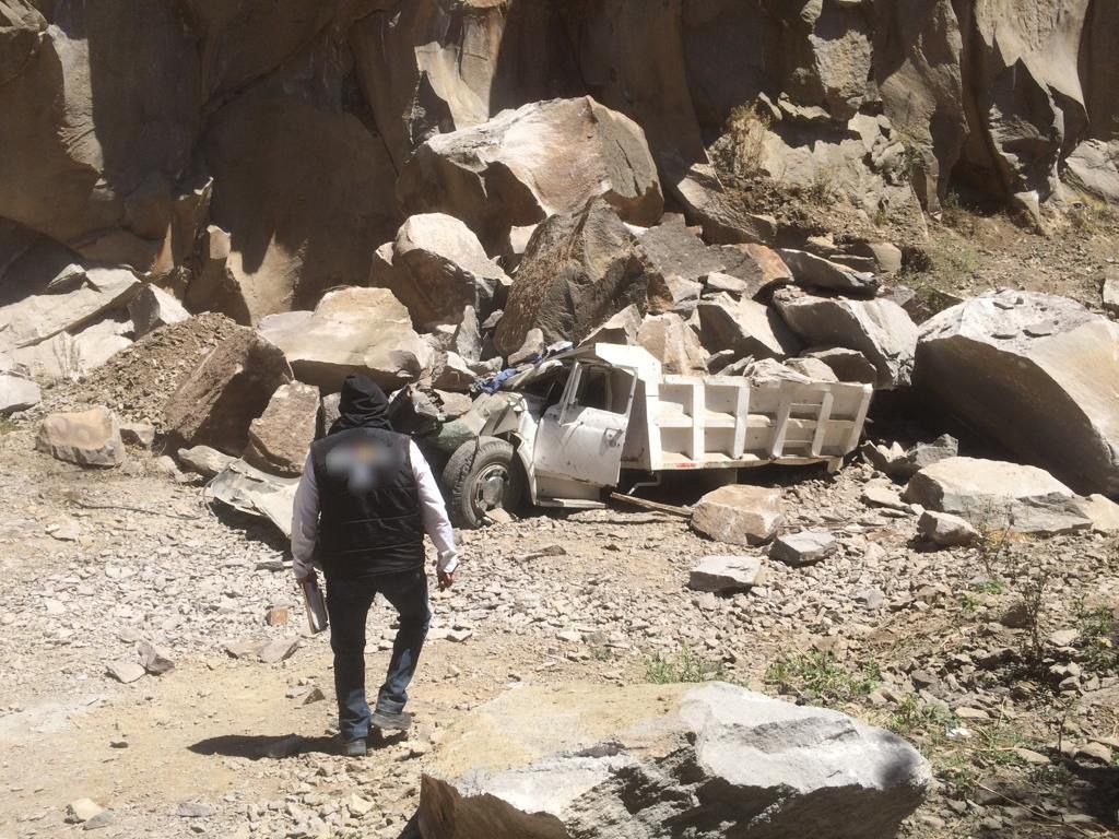 Un camión materialista atrapado por talud en mina en Toluca