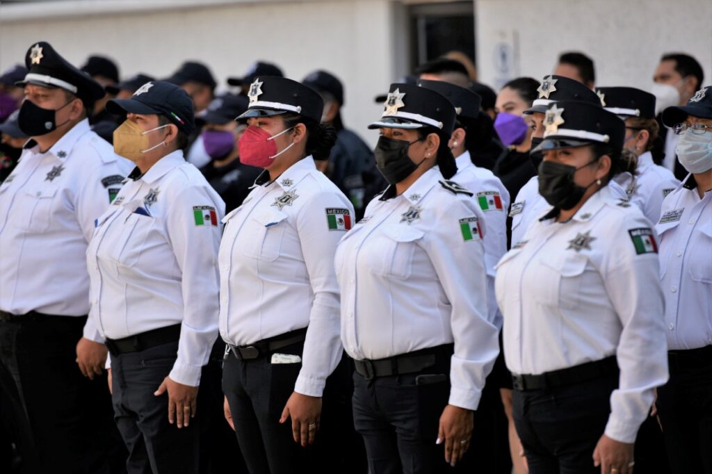 Mujeres policías atienden a sus compañeras de género en Naucalpan
