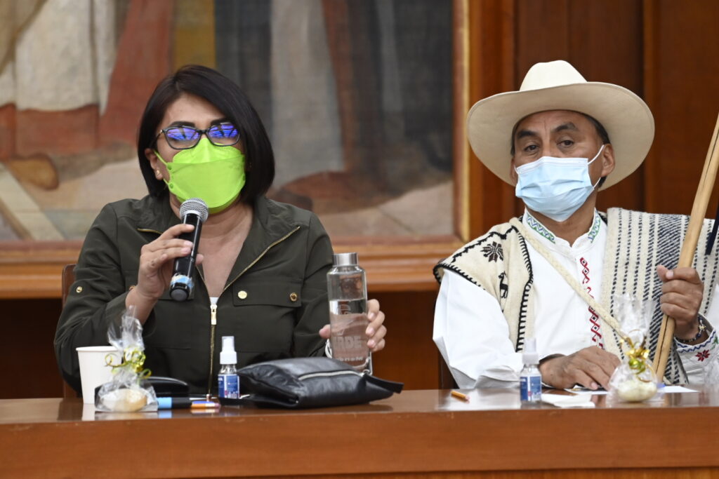 María Luisa Mendoza y José Antonio González Gutiérrez, gobernador nacional indígena en el foro “Calentamiento global, crisis ecológica y cambio climático”
