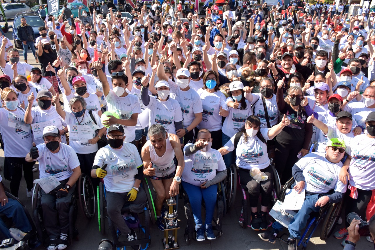En la salida personas con discapacidad, atletas y familias enteras en la Primera Carrera por la Familia