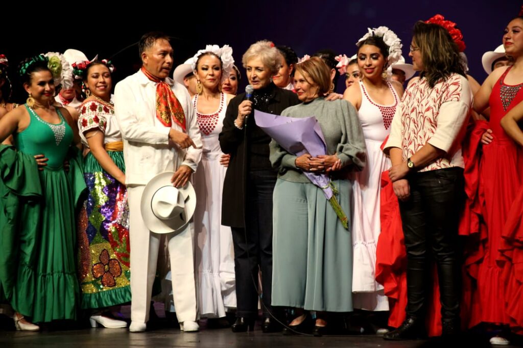 Lolita Menchaca es reconocida por autoridades del gobierno del Estado de México, como la secretaria de Cultura y Turismo, Marcela González Salas