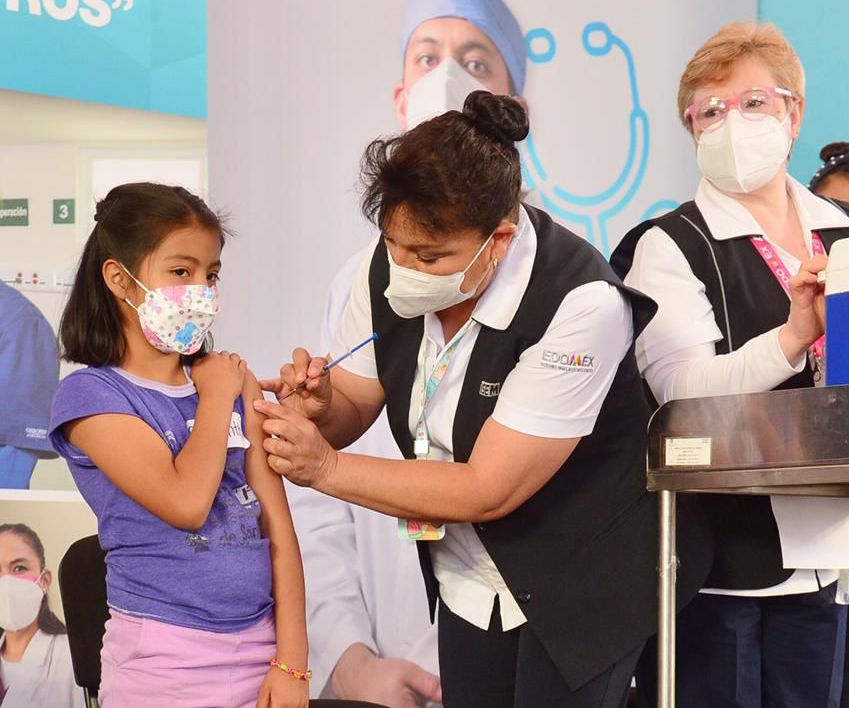 Vacunan a niñas contra papiloma en Estado de México