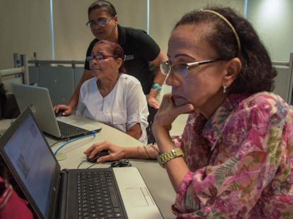 Piden ayuda para adultos mayores en tecnología digital