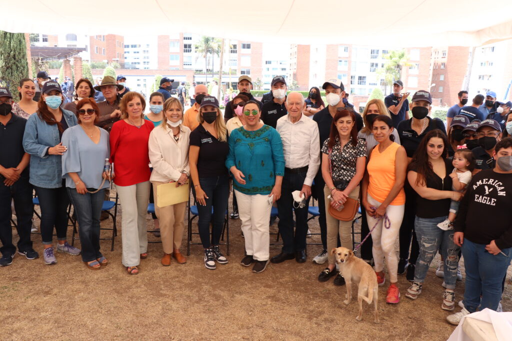 Romina Contreras con habitantes de zona residencial y popular de Huixquilucan