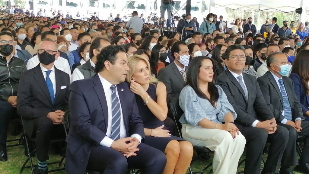 Enrique Vargas y Romina Contreras mientras ven el video de 6 años de gobiernos