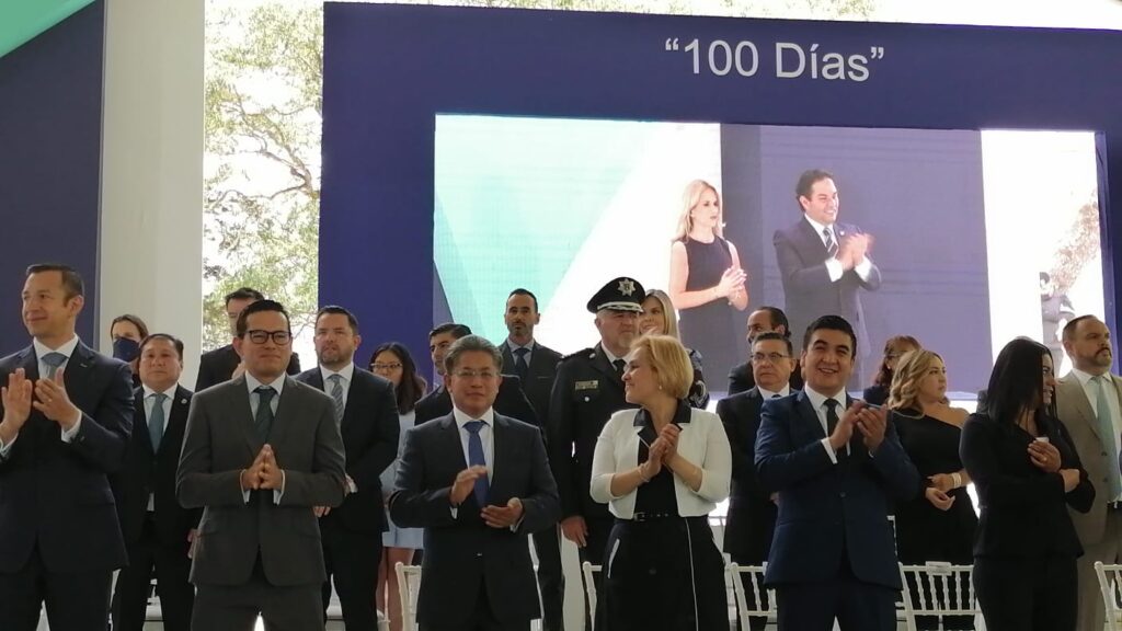 La alcaldesa de Huixquilucan, Romina Contreras con colaboradores e invitados a informa de 100 días