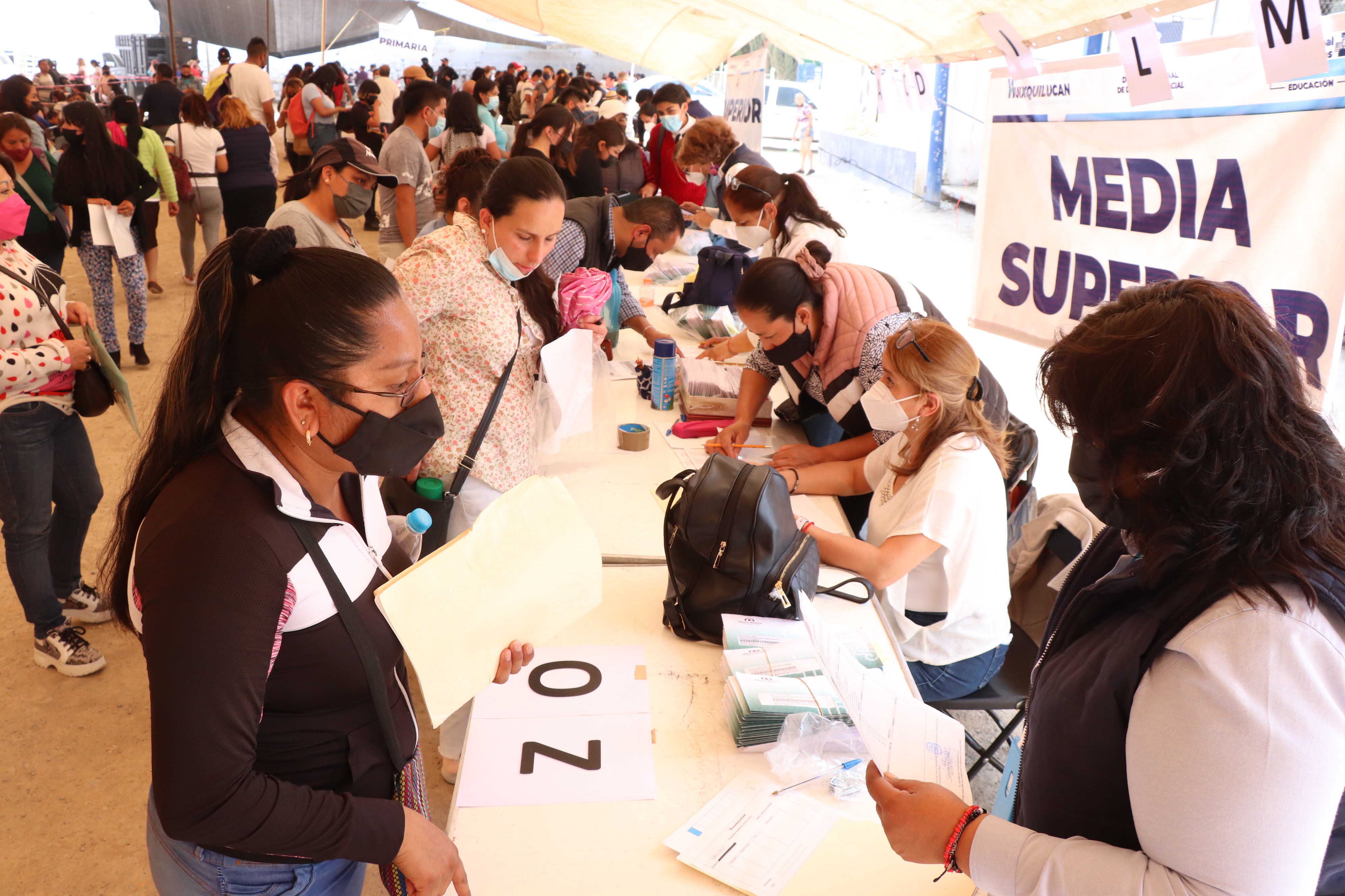 Estudiantes de todos los niveles reciben becas en Huixquilucan